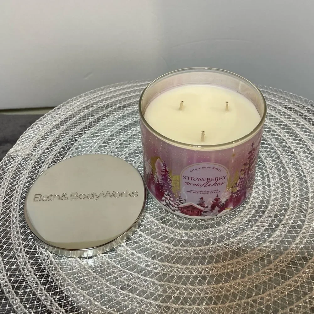 BBW Strawberry Snowflake 3 Wick Scented Candle NWT - Picture 2 of 4